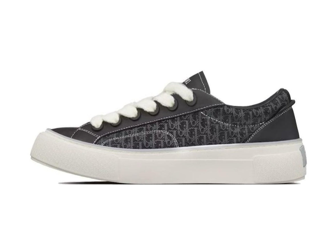 B33 Oblique Black